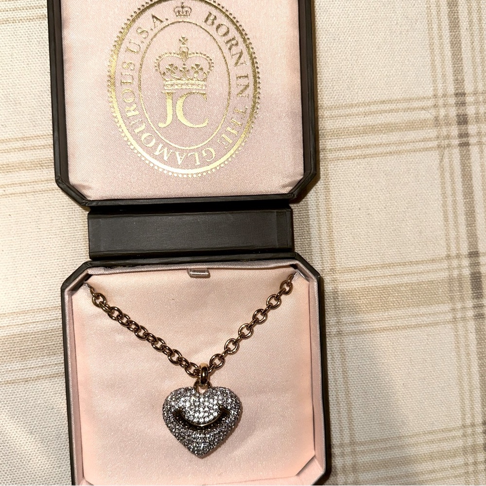 Beautiful, juicy couture, gold heart shape necklace